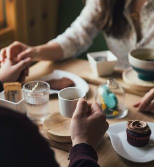 Aftensmad med familien: En tidløs tradition med historisk betydning